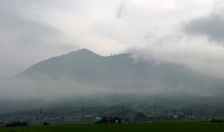 雨に煙る筑波山